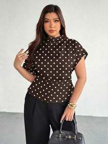 Blusa ajustada con cuello fruncido, manga asimétrica y cintura fruncida con estampado de lunares marrones.Adecuada para ir a trabajar, estilo vintage, elegante, para usar en las cuatro estaciones y para vacaciones en la Riviera Francesa - Marrón - Ver 1