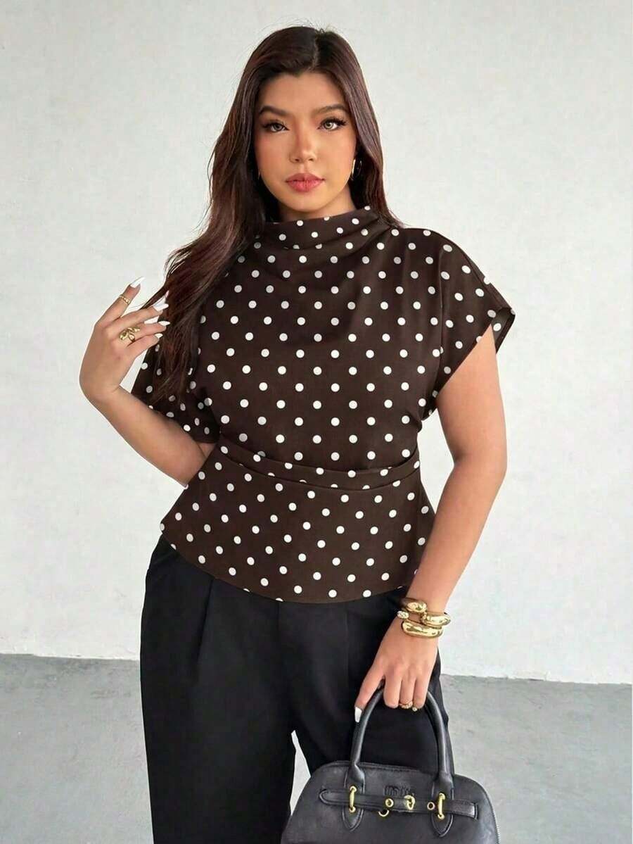 Blusa ajustada con cuello fruncido, manga asimétrica y cintura fruncida con estampado de lunares marrones.Adecuada para ir a trabajar, estilo vintage, elegante, para usar en las cuatro estaciones y para vacaciones en la Riviera Francesa - Marrón - Ver 1