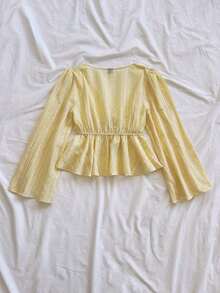 Blusa con escote en V, cintura ajustable con lazo, mangas acampanadas y fruncido en el dobladillo con detalle de volantes. - Amarillo claro - Ver 2