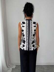 Blusa con cuello en V, estampada y sin mangas con cierre a media altura - Multicolor 5 - Ver 2