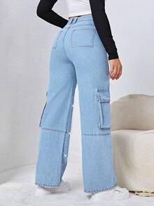 ALO FASHION Elegantes pantalones vaqueros largos de mezclilla de talle alto y pierna ancha, lavado claro, con detalles de tachuelas y bolsillos con solapa para mujer. - azul real - Ver 4