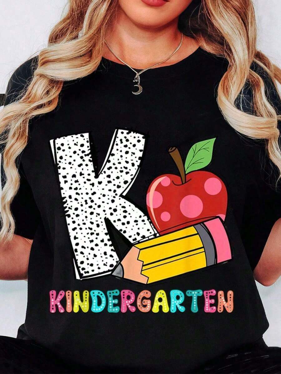 Camiseta para Maestra de Jardín de Infancia con Estampado de Puntos, Manzana y Lápiz, Texto Colorido de Jardín de Infancia - Perfecta para el Regreso a Clases, Ropa de Aula y Atuendos para Maestras. - Negro - Ver 1