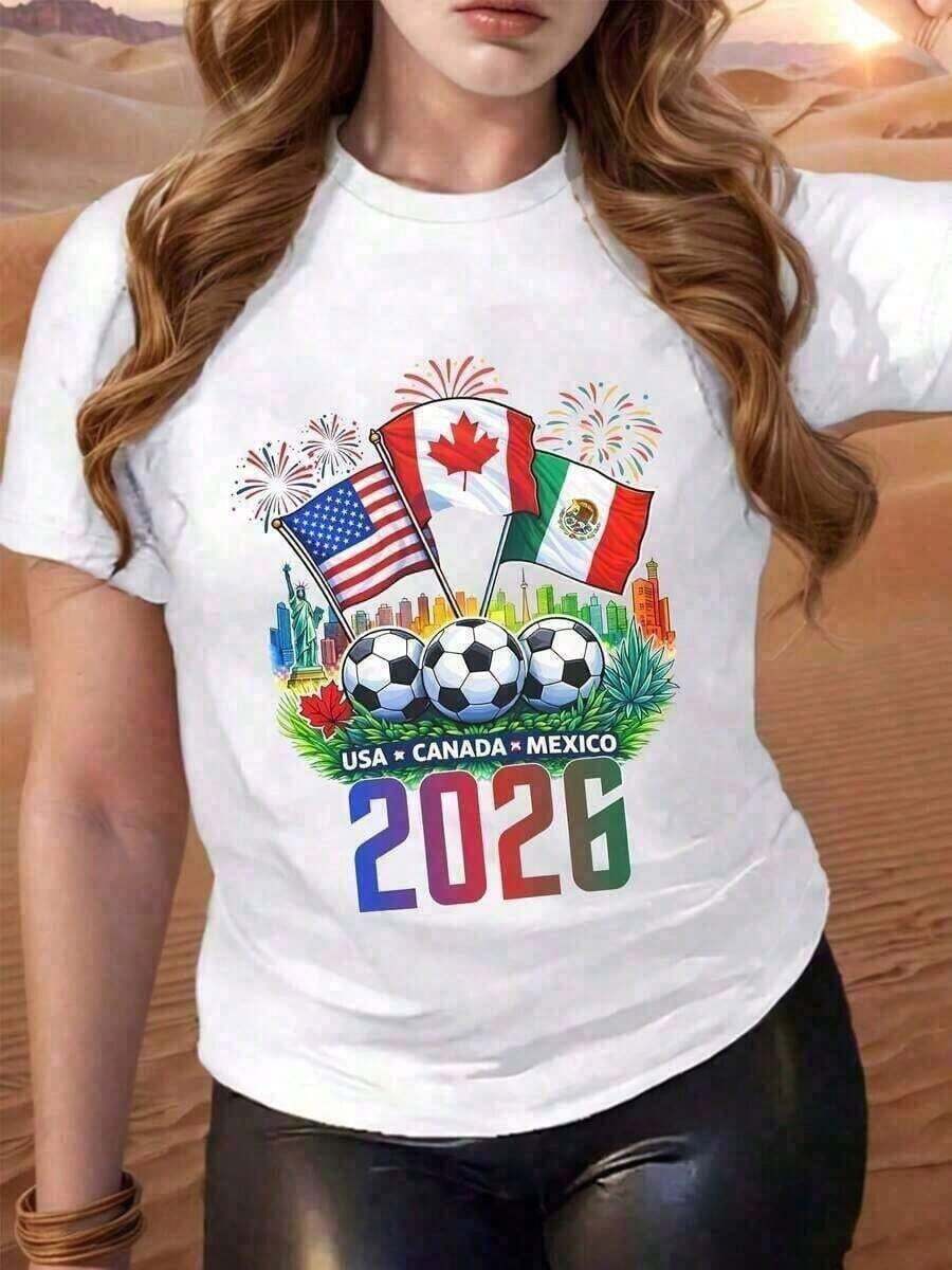 Camiseta FIFA2026 presenta banderas de EE. UU., Canadá y México con balones de fútbol, fuegos artificiales y diseño de paisaje urbano. Texto: EE. UU., Canadá, México 2026. Adecuada para uso casual, eventos deportivos y celebraciones nacionales. Camiseta para mujer, camiseta de la Copa Mundial 2026, camiseta con estampado gráfico, tela de algodón puro de baja elasticidad, cómoda de llevar, camiseta de manga corta, camiseta casual para uso diario al aire libre, camiseta de equipo, la elección ideal para regalos de la Copa Mundial (tallas S-5XL). - Blanco - Ver 1