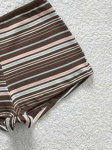 Conjunto de ropa casual para mujer, atuendo de playa de verano, vacaciones, ropa marrón, traje de baño de un solo color minimalista con cuentas y top tipo camiseta, y shorts a rayas en contraste - Multicolor - Ver 7