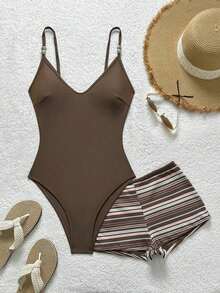 Conjunto de ropa casual para mujer, atuendo de playa de verano, vacaciones, ropa marrón, traje de baño de un solo color minimalista con cuentas y top tipo camiseta, y shorts a rayas en contraste - Multicolor - Ver 8