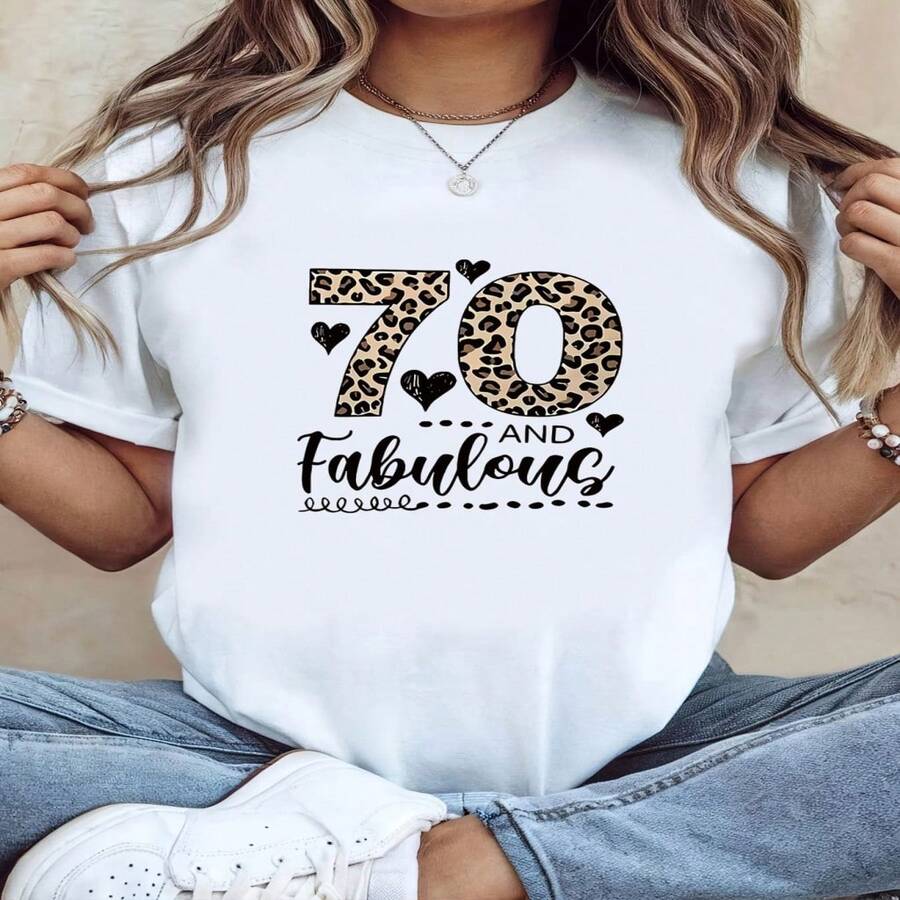 Camiseta informal de manga corta con cuello redondo y estampado de leopardo para mujer, modelo '70 and Fabulous', de algodón de largo regular y tejido elástico. - Blanco - Ver 1