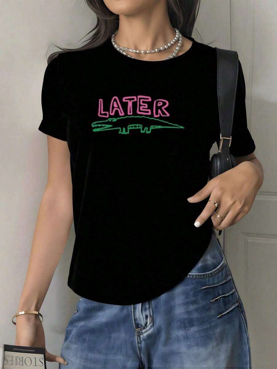 Under The RadarEstampa de cocodrilo verde con la palabra LATER en rosa que simboliza la calma antes de actuar y la fuerza del equilibrio interior camiseta para mujer 100% algodón suave y cómoda para uso diario-Vintage Street Style Unisex Loose Cotton Short Sleeve Crew Neck T-Shirt - Negro - Ver 1