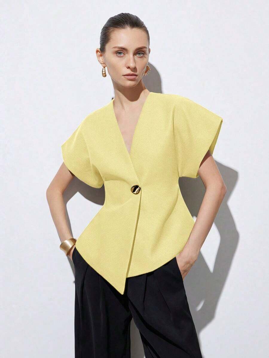 Chaqueta de mujer con cuello en V elegante, hombros anchos, bajo asimétrico, botones decorativos y mangas cortas, diseño minimalista y versátil para el uso diario - Amarillo - Ver 1