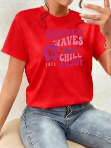 Tropical Flower With The Words "Summer Waves Chill Enjoy 1971" That Convey The Vibrant Energy Of The Sea, Relaxation And The Joy Of Summer, Reminding You To Enjoy Every Moment With A Positive Attitude And Freshness. Women's T-Shirt, 100% Soft And Comfortable Cotton For Sunny Days. Comfortable Clothing. - 紅色 - 查看 7