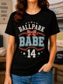 Camiseta Estampada para Mujer Baltimore Babe 14 - Camiseta Casual Negra de Manga Corta y Cuello Redondo con Diseño de Lazo Rojo, Corte Relajado para Todas las Estaciones, Perfecta para el Uso Diario y Atuendos de Vacaciones (Lavable aáquina). - Negro - Ver 1