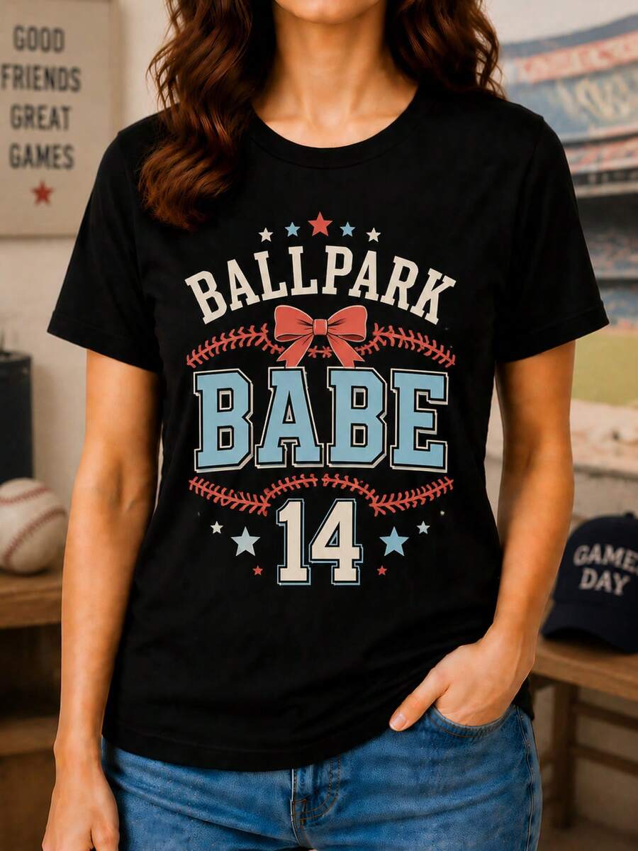 Camiseta Estampada para Mujer Baltimore Babe 14 - Camiseta Casual Negra de Manga Corta y Cuello Redondo con Diseño de Lazo Rojo, Corte Relajado para Todas las Estaciones, Perfecta para el Uso Diario y Atuendos de Vacaciones (Lavable aáquina). - Negro - Ver 1