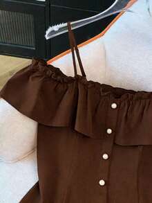 Blusa de hombros descubiertos con botones frontales y volantes de unicolor simple, para verano - Café integral - Ver 3