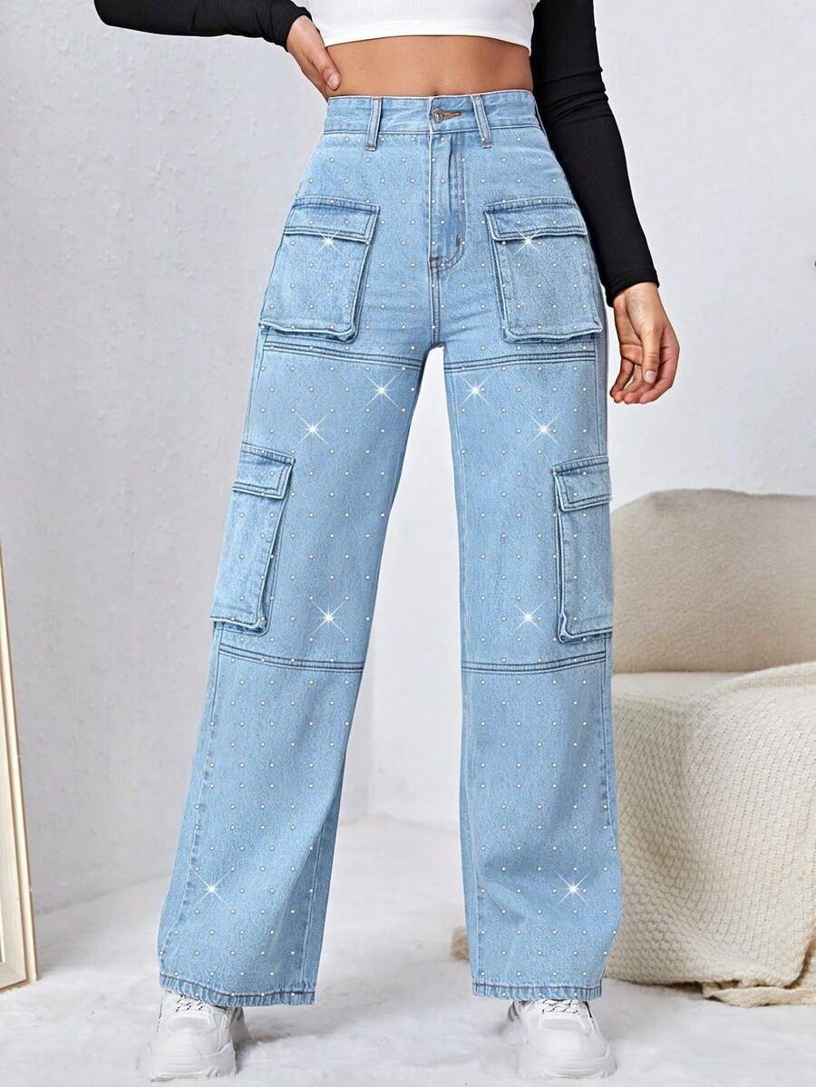 ALO FASHION Elegantes pantalones vaqueros largos de mezclilla de talle alto y pierna ancha, lavado claro, con detalles de tachuelas y bolsillos con solapa para mujer. - azul real - Ver 1