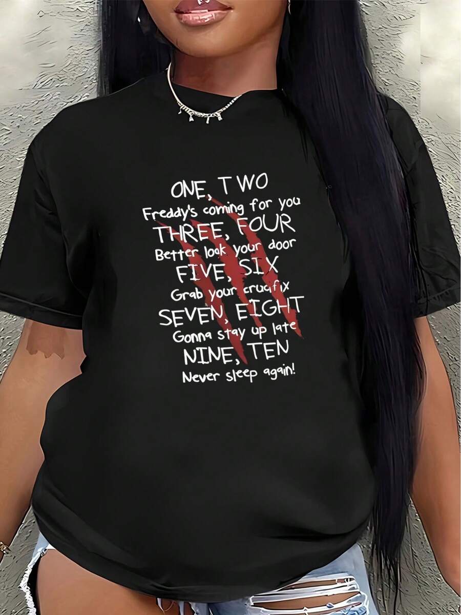 Camiseta de manga corta, ligera y duradera, diseñada con las famosas frases de Freddy, es perfecta para uso casual en casa o como vestimenta para restaurante, ofreciendo una experiencia de uso cómoda en el día a día.women's shirts - Negro - Ver 1