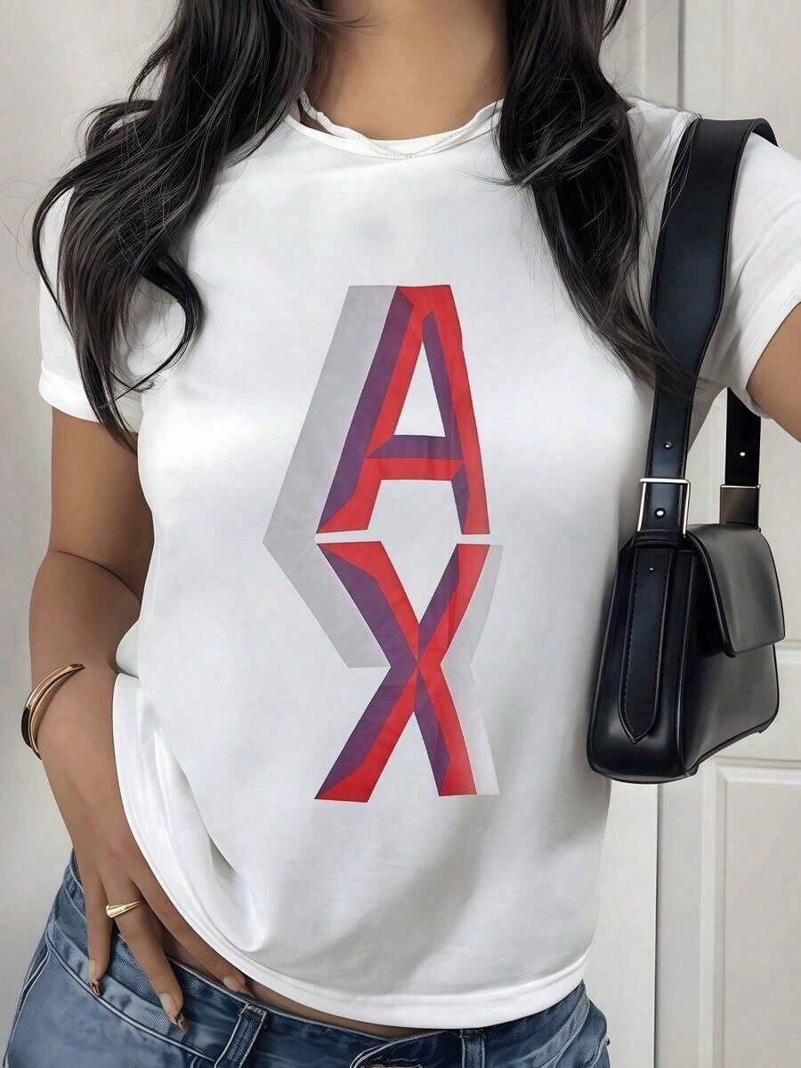 Three-Dimensional Geometric Figure In Shades Of Red, Purple, And White Representing Strength, Balance, And Modernity In Elegant Contrast With The Dark Background. Casual And Comfortable Women's T-Shirt For Everyday Wear. Suitable For Spring, Summer, And Autumn. - 白色 - 查看 1