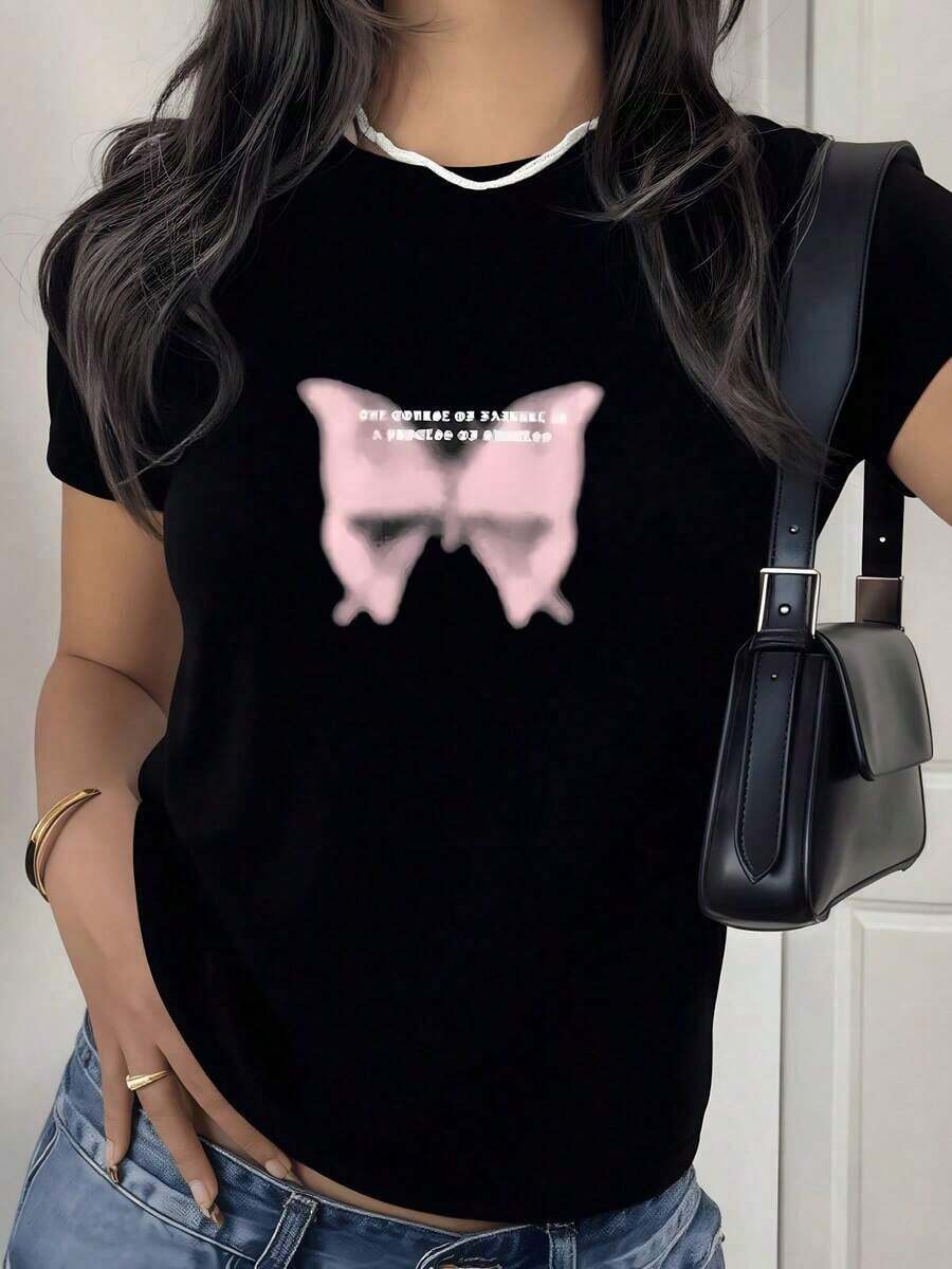 100% Cotton. Blurred Pink Butterfly Symbolizing Transformation And Freedom, Reflecting Hope In Soft Tones. Women's 100% Cotton T-Shirt With A Modern Cut. Women's Simple Solid Color T-Shirt, Loose And Slim Fit Casual Short Sleeve - 黑色 - 查看 1