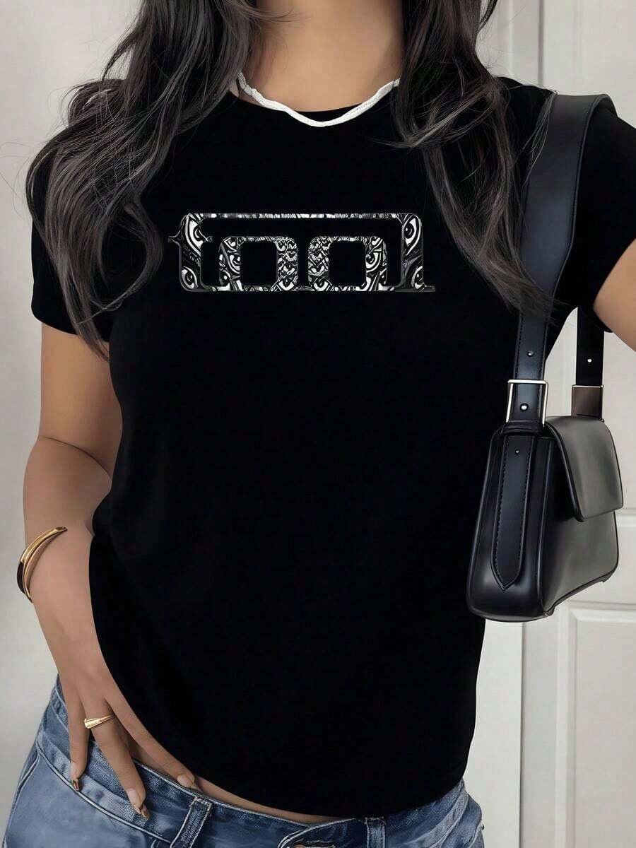 100% Cotton. Geometric Figures Intertwined With Contrasting Floral Patterns Convey Balance And Positive Energy. Women's 100% Cotton T-Shirt With A Modern Cut And Soft Texture. Women's Simple Solid Color T-Shirt, Loose And Slim Fit Casual Short Sleeve - 黑色 - 查看 1