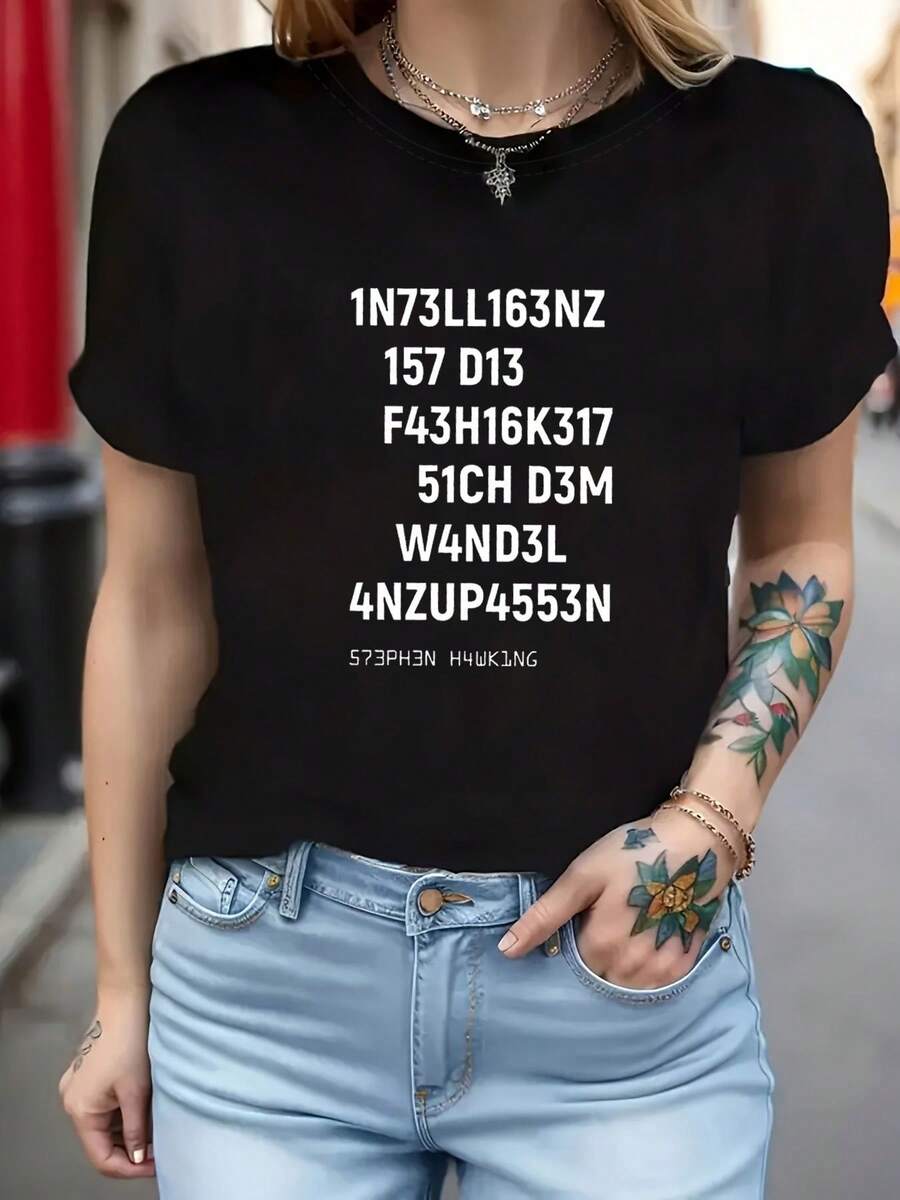 This Women's T-Shirt Features A Short-Sleeved, Crew-Neck Design With The Phrase 'Intelligence Is The Ability To Adapt To Change,' Making It A Perfect Casual Piece For Spring And Summer. Casual Women's T-Shirt With Print, Short Sleeves, And Crew Neck; Local Streetwear Style For Spring/Summer. - 黑色 - 查看 1