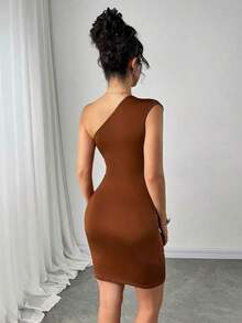 Vestido corto de mujer con decoración de perlas falsas, unicolor y hombro asimétrico - Marrón - Ver 4