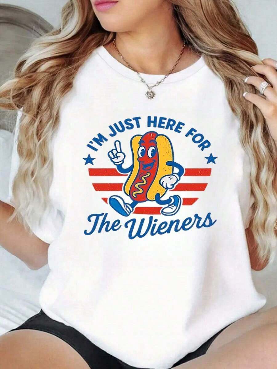 100% Cotton. Fun Graphic Of An Animated Hot Dog Raising A Finger In A Gesture Of Joy, Showing A Relaxed And Humorous Spirit. Ideal For Casual Occasions. Women's 100% Cotton T-Shirt. Women's Simple Solid Color T-Shirt, Loose And Slim Fit Casual Short Sleeve - 白色的 - 查看 1