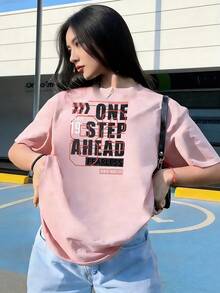 T-Shirt With "One Step Ahead" Text And Urban Graphic Design.  Short-Sleeved T-Shirt For Spring And Summer 2026, Made In Mexico, 180 Grams. Cartoon Print, Couple Design, Suitable For Indoor Or Outdoor Wear. Crew Neck, Unisex, Ideal For The Office And Leisure. One-Pack. - PK-P631577SLNDXZGY618 - 查看 3