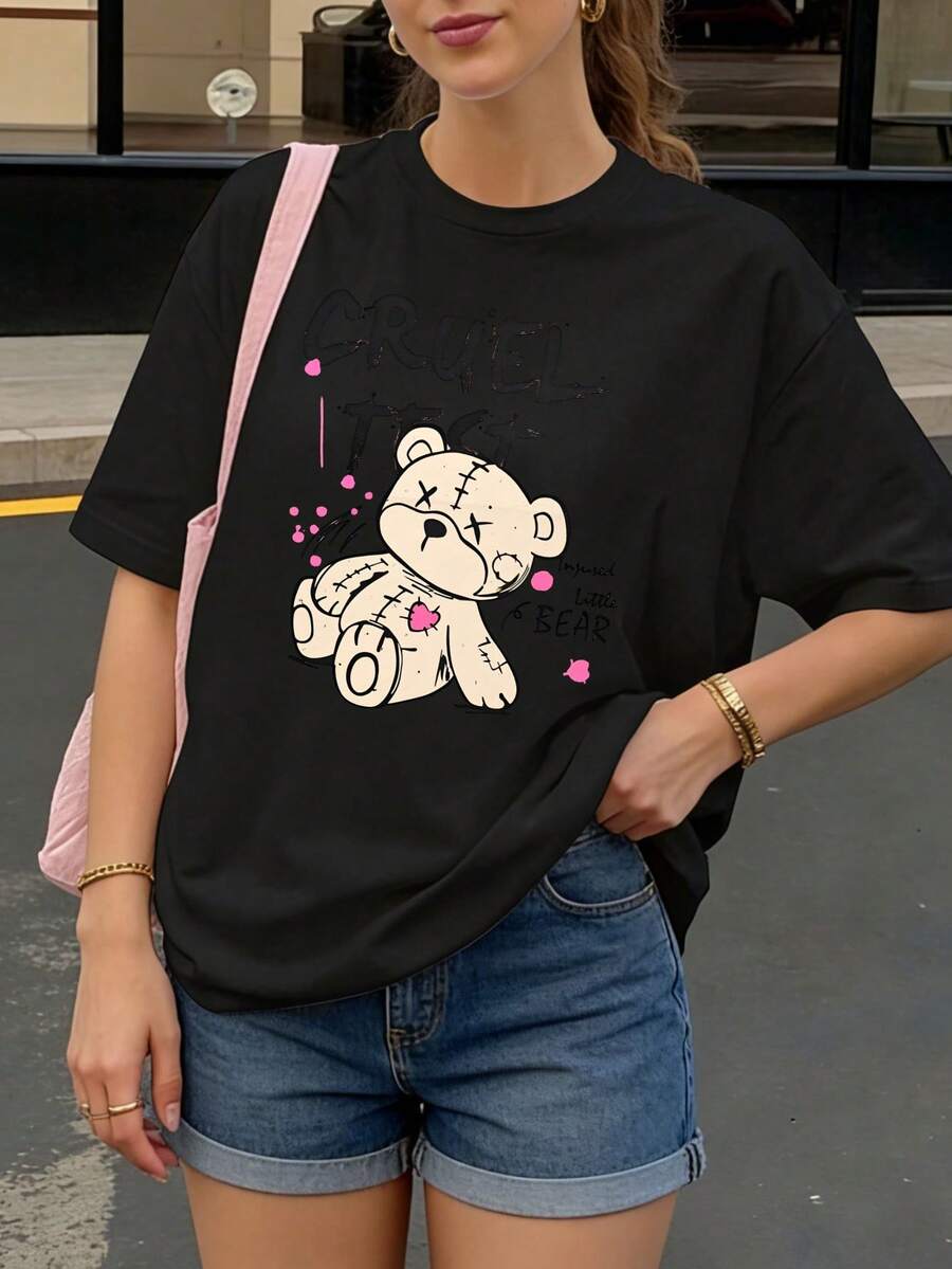 Una camiseta de mujer de manga corta, holgada, moderna, a la moda, retro y elegante, adecuada para actividades al aire libre en primavera y verano.Esta camiseta negra de mujer presenta un lindo osito de peluche, un corazón rosa y la frase "Cruel Ty Bear", lo que la hace perfecta para el uso diario y la moda urbana.blusas para mujer,blusas casuales para dama,tops,, mujer premium,y2k,playeras de mujer curvy,ofertas y liquidaciones ropa mujer,playeras deportivas para mujer,,playeras de hombre, mujer,blusas>elegante 46AO - Negro - Ver 1