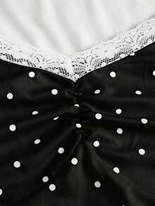 Camiseta de mujer de manga corta con cuello en V y lunares blancos de encaje, top corto con cintura fruncida y volantes en el bajo, estilo dulce y picante - Negro - Ver 3