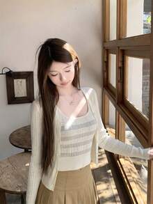 Bộ đồ 2 món năm 2026 gồm áo hai dây dệt kim kẻ sọc và áo khoác cardigan dệt kim mỏng nhẹ, món đồ thiết yếu thời trang, phong cách đường phố ngọt ngào dành cho các cô gái tuổi teen, phụ nữ trẻ và người lớn. - Màu be - Xem 7
