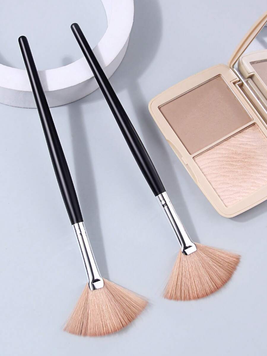 Bộ 2 cọ trang điểm đa năng hình quạt, cán đen, lý tưởng để tán phấn bắt sáng, phấn phủ và mặt nạ.