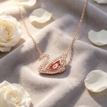 Swarovski 施华洛世奇 SWAN 125 周年纪念版红色闪光天鹅吊坠项链，母亲节、圣诞节、女友、生日礼物，女士时尚项链 - 紅色 - 查看 1
