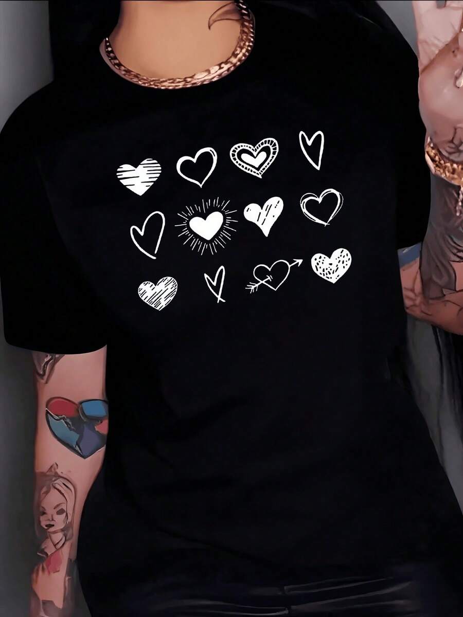 Hand-Drawn Hearts Symbolizing Love, Freedom, And Positive Energy, With A Radiant Heart And Arrows Representing Passion And Deep Connection. A Modern And Comfortable Casual Women's T-Shirt For Everyday Wear. - 黑色 - 查看 1