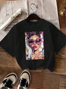 A Pop Art Style Illustration Featuring A Woman With Glasses And Pink Lipstick, Designed For Women's Summer Fashion, Which Includes New Short-Sleeved T-Shirts And Stylish Casual Printed Tops For Elegant Ladies - 黑色 - 查看 1