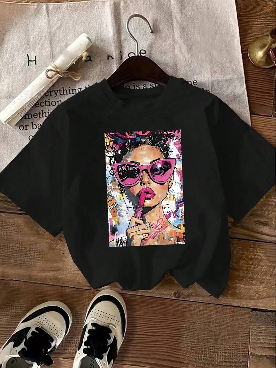 A Pop Art Style Illustration Featuring A Woman With Glasses And Pink Lipstick, Designed For Women's Summer Fashion, Which Includes New Short-Sleeved T-Shirts And Stylish Casual Printed Tops For Elegant Ladies - 黑色 - 查看 1
