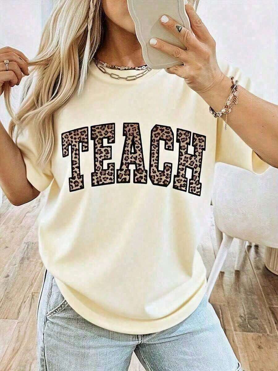 Soft 100% Cotton, Casual, Plus-Size Women's T-Shirt, Leopard Print Teacher T-Shirt - Comfortable, Crew Neck, Short Sleeves, Adorned With The Word "TEACH" In Leopard Print, Casual Top, Perfect As A Teacher's Day Gift, Suitable For Spring, Summer, And Autumn, Loose Fit, Stylish And Practical. Breathable Cotton T-Shirt, Goes With Everything. - 杏色 - 查看 1