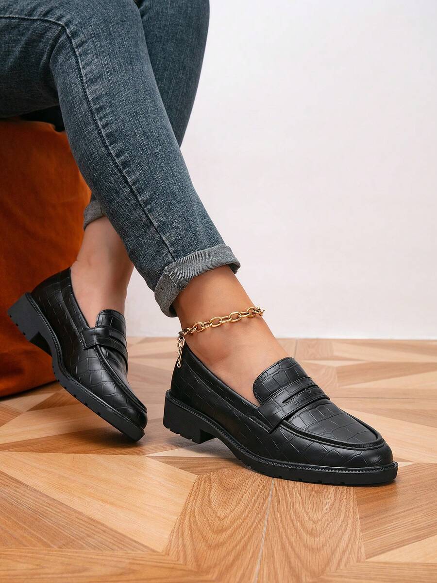 Giày lười nữ màu đen dập vân cá sấu, gót chunky, mũi tròn, kiểu dáng penny loafer, thanh lịch, phù hợp cho công sở và thường ngày.