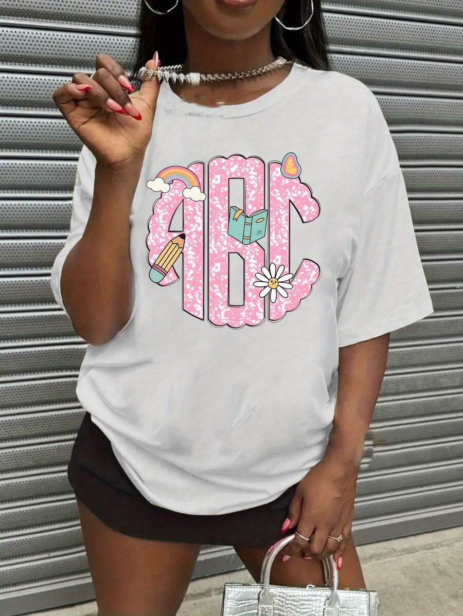 Soft, Breathable, And Lightweight For All-Day Comfort. Women's 100% Cotton T-Shirt - Short-Sleeve Crew Neck Tee, Soft And Breathable, With A Face Print And Pink Bow With The Letters ABC - Casual Spring/Summer Style, Suitable For The Beach, Picnics, And Everyday Wear - Machine Washable. Classic Crew Neck With A Relaxed Fit That Flatters All Body Types And Is Easy To Pair With Jeans, Shorts, And Leggings. - 白色 - 查看 1