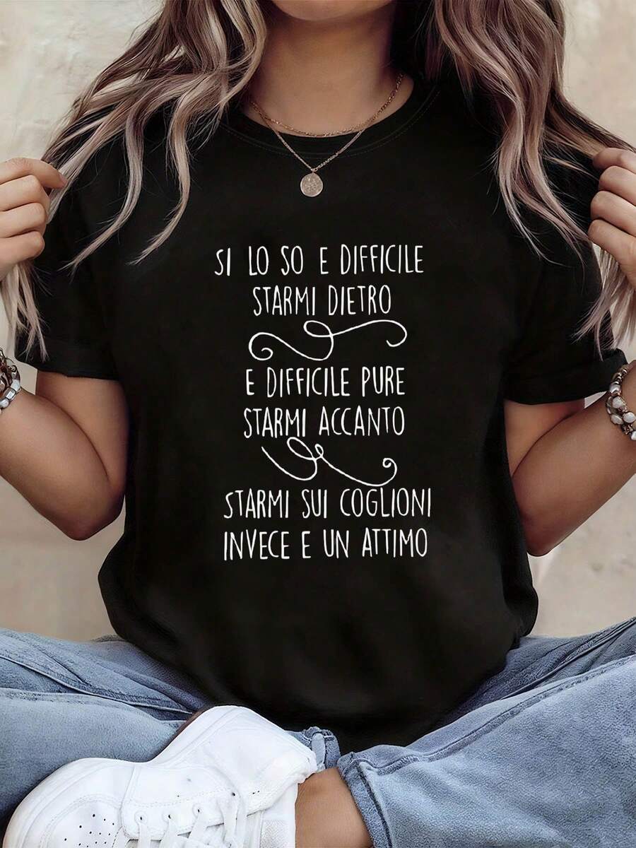 Women's T-Shirt With The Italian Phrase: "Yes, It's Hard To Stay Behind Me." Italian Letter Print Top - Women's Casual Short Sleeve Round Neck Blouse, Suitable For Spring/Summer And Italian Students. Women's Casual Printed T-Shirt, Short Sleeve Round Neck, Local Urban Fashion For Spring/Summer. - 黑色 - 查看 1