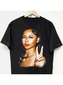 Camiseta unisex Mariah_Scientist_Pattern_Iconic Pose_Name con estampado neutro, suave y lavable, esencial, casual, de estilo urbano, para todas las estaciones, con estampado de alta calidad, elección para fans y entusiastas del estilo urbano Y2K - Negro - Ver 2
