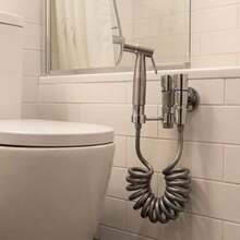 Handbrause-Set Aus Edelstahl (inkl. Teleskopschlauch Und Wandhalterung) – Zwei Strahlarten; Ideal Für Die Körperpflege, Die Reinigung Von Toilette Und Boden Sowie Zum Waschen Von Haustieren. Diese Multifunktionale Brause Ist Einfach Zu Installieren Und Der Perfekte Helfer Für Die Tägliche Badhygiene – Besonders Geeignet Für Familien Mit Haustieren Oder Senioren Und Alle, Die Eine Sanfte, Wassersparende Reinigungslösung Suchen. - A - Übersicht 5