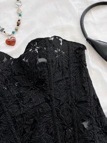 Corset ajustado de dos capas con diseño vanguardista y sexy, propio de vacaciones, para jóvenes de estilo europeo y americano, en color caqui con bordado calado - Negro - Ver 3