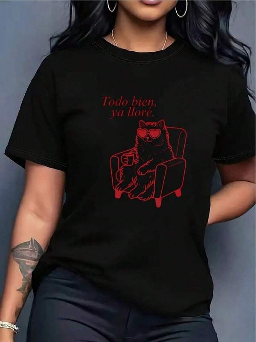 Camiseta Y2K Todo bien ya lloré con diseño de gato sentado en sofá y gafas de sol moda urbana única estilo moderno ideal para un look casual y divertido perfecta para amantes de la cultura pop y los memes un básico imprescindible en tu guardarropa Cómoda y versátil para escuela, trabajo, salidas y eventos casuales - Negro - Ver 1