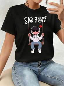 A Young Man Sits On A Swing, His Expression Melancholic, A Broken Red Heart On His Chest Symbolizing Sadness And The Search For Solace In Solitude. This Women's T-Shirt, Made From Soft And Comfortable 100% Pure Cotton, Is Ideal For Creating A Modern Urban Style. Comfortable Clothing. - 黑色 - 查看 7