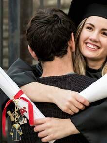 Juego de regalo de llavero para la temporada de graduación 2026, incluye tarjeta de agradecimiento y bolsa con cordón, insignia de sombrero y pergamino, llavero conmemorativo de graduación, llavero de graduación unisex, premio de juego de fiesta de graduación, pequeño regalo de fiesta de regreso a clases, decoración de mesa de fiesta de graduación, llavero de reunión de clase de graduación, pequeño regalo de clase de graduación, regalo para ella/él, regalo esencial de regreso a clases para estudiantes - Multicolor - Ver 10
