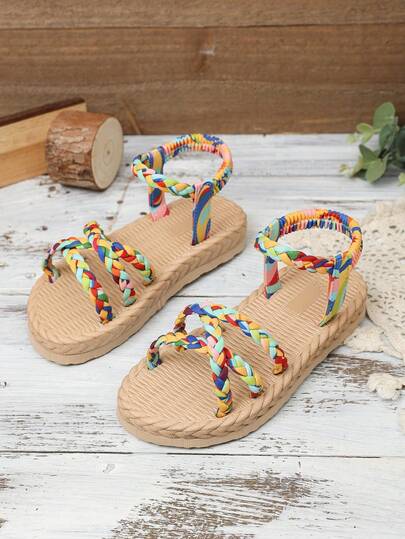 1 đôi dép xăng đan đế bằng cho bé gái, quai bằng vải dệt nhiều màu sắc, mũi tròn hở ngón, đế mềm nhẹ, thiết kế gót sau co giãn, dép xăng đan phong cách Bohemian thích hợp cho đi biển, dạo chơi hàng ngày, mùa xuân/hè.