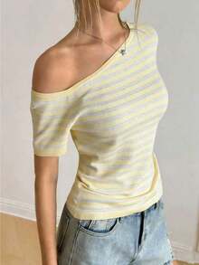 Camiseta de manga corta casual con hombro asimétrico a rayas, para mujer, ajuste slim, top de verano - Amarillo - Ver 6