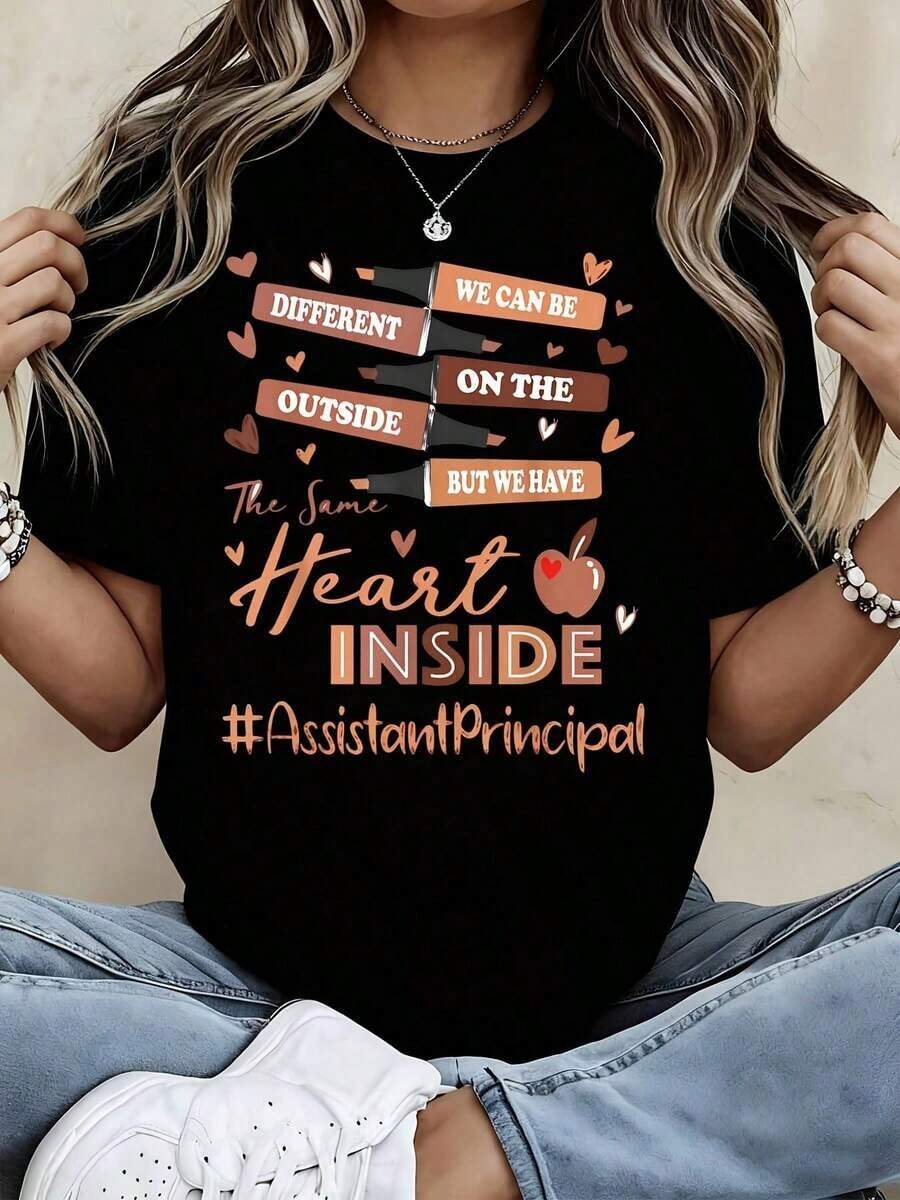Camiseta Negra para Asistente Principal: Podemos Ser Diferentes Por Fuera, Pero Tenemos el Mismo Corazón Por Dentro, con Diseño de Corazones y Manzanas para Personal Escolar y Profesionales de la Educación - Negro - Ver 1