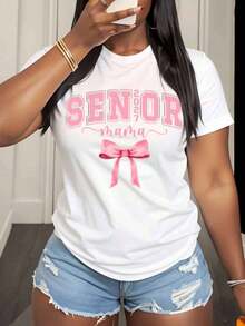 Pink T-Shirt With Bow For Graduating Mom 2024, Mother's Day Gift, Casual Summer T-Shirt For Women, Graduating Mom T-Shirt, 220g - Urban Vintage Style, Unisex, Loose Fit, Cotton, Short Sleeve, Round Neck, 100% Pure Cotton - 白色 - 查看 3