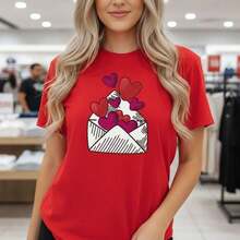 GiftWomen Valentine's Day Heart And Envelope Print Cotton T-Shirt, Casual Short Sleeve Crew Neck T-Shirt, Available Sizes, Love Letter Print T-Shirt For Holiday, Daily Wear, Soft And Comfortable Cotton Blouse, Perfect Gift For Her. - 紅色 - 查看 1