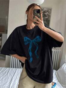 Women's Lightweight Crew Neck Loose Fit T-Shirt, Realistic Style, Natural Line, Young Woman In Bedroom Taking A Selfie, Casual Women's T-Shirt, 100% Cotton - Versatile Basic T-Shirt For Everyday Wear, 100% Cotton Summer T-Shirts For Women - 黑色 - 查看 1