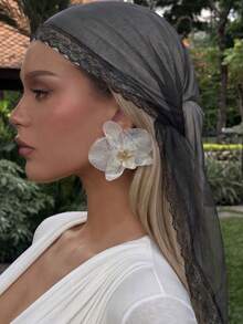Pañuelo cuadrado de mujer elegante de unicolor con ribete de encaje, multifuncional como chal y accesorio para el cabello, adecuado para usar en mezquitas - Negro - View 2